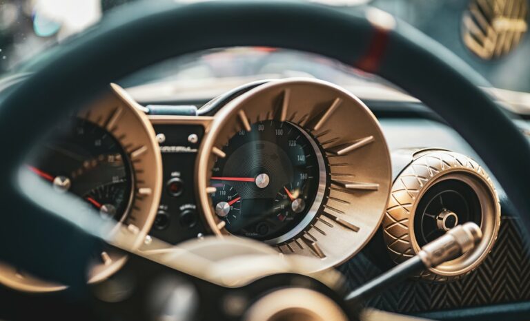Compteurs du tableau de bord d’une voiture