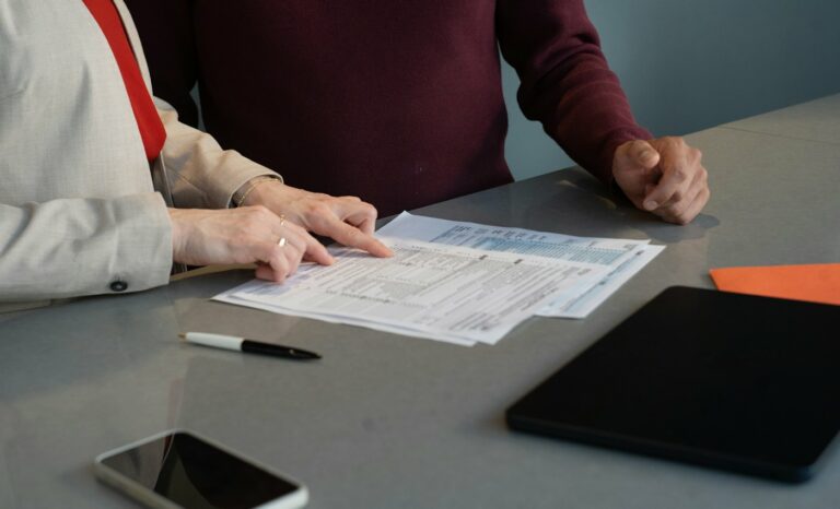 Mains remplissant un formulaire administratif