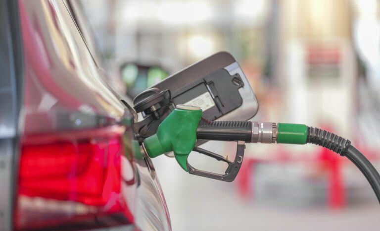 Pistolet de pompe à carburant engagé dans le réservoir