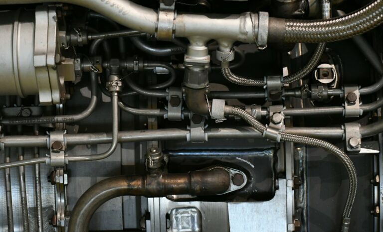 Détail d’un moteur avec ses durites et faisceaux