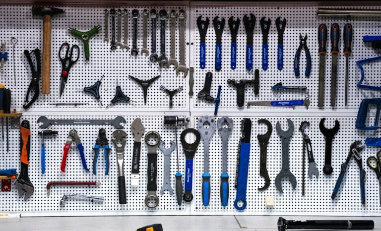Mur d’outils dans un atelier mécanique