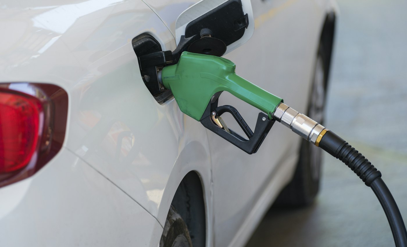 Pistolet de carburant vert dans une voiture blanche
