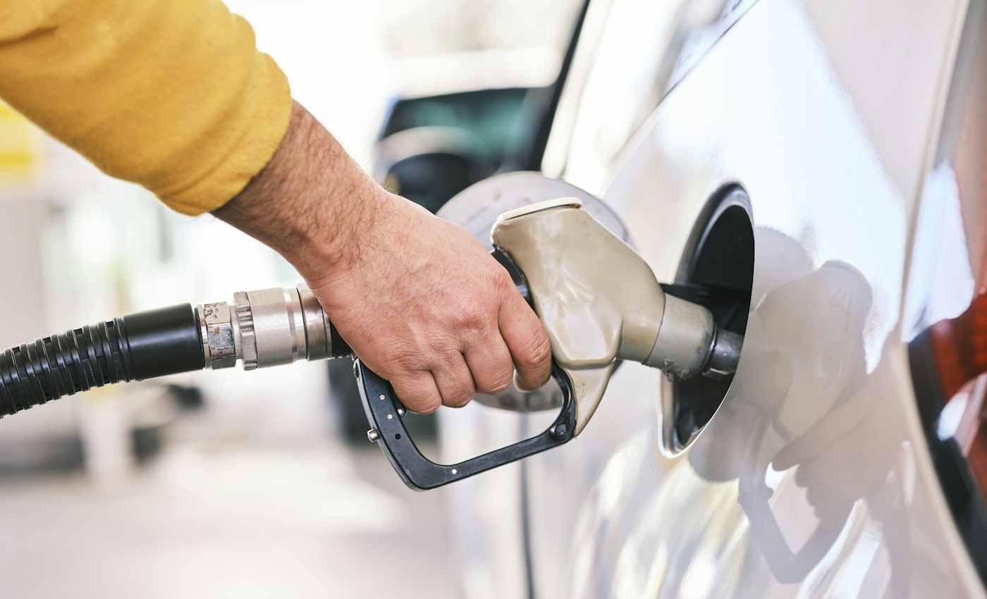 Plein de carburant sur une voiture blanche