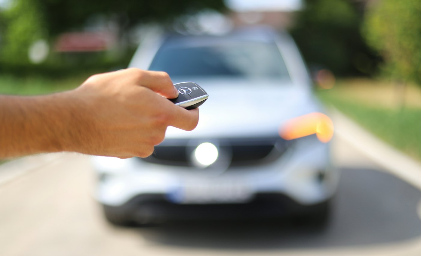 Conducteur ouvrant sa voiture avec la télécommande