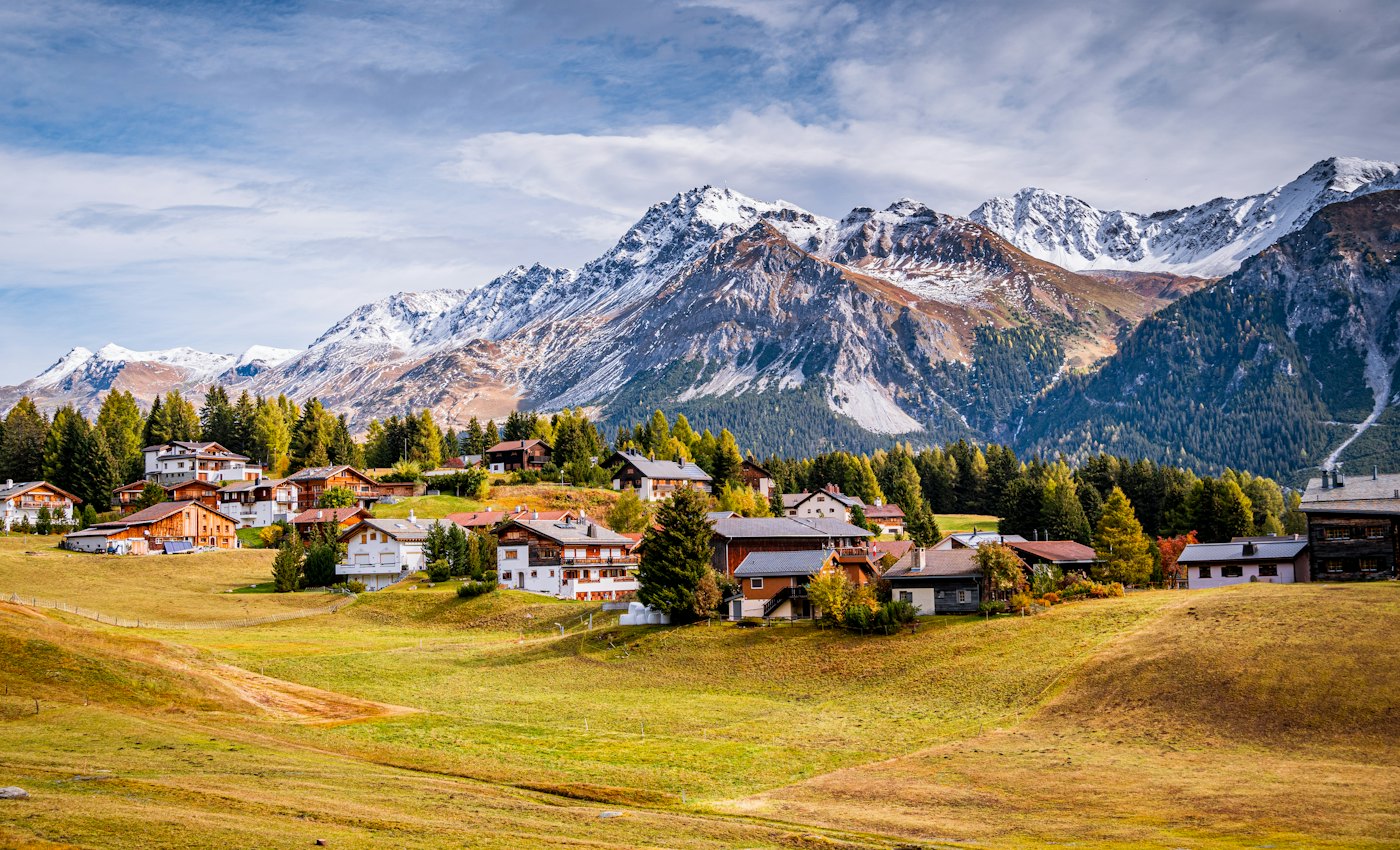 Village de montagne au pied des Alpes